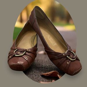 Frye Leather Flats. Strap/Metal Accents 
Size : 7m